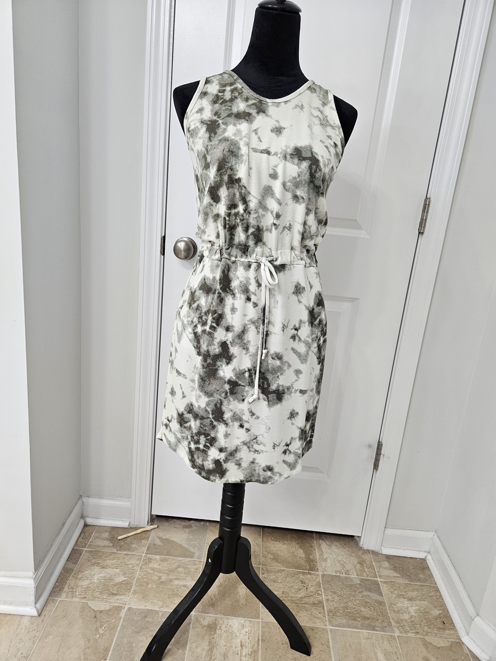 Sleeveless Tie-Waist Tie-Dye Dress in Olive Green and White